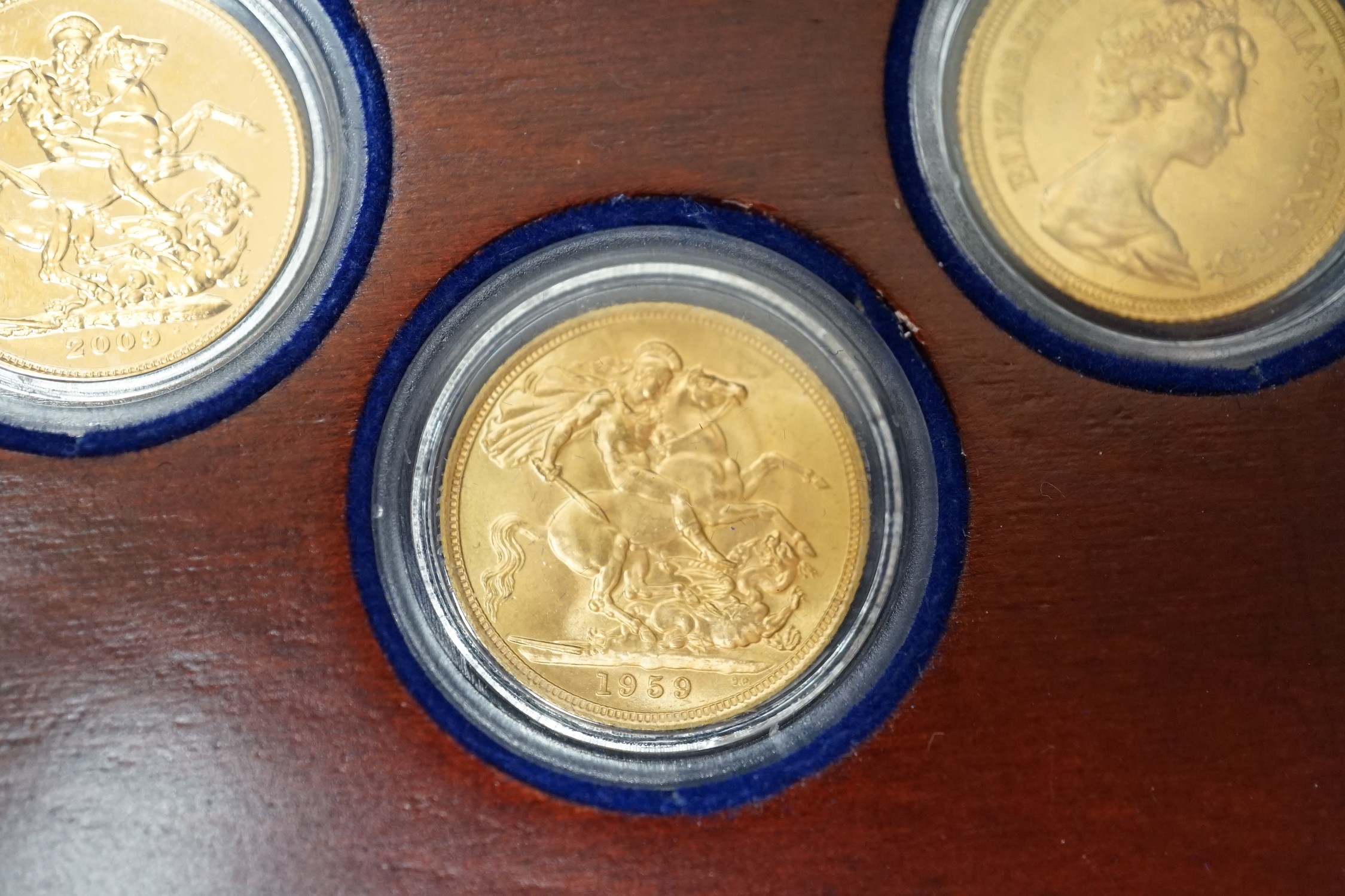 QE II coins, a triple gold sovereign set; 1959, 1974 & 2009.